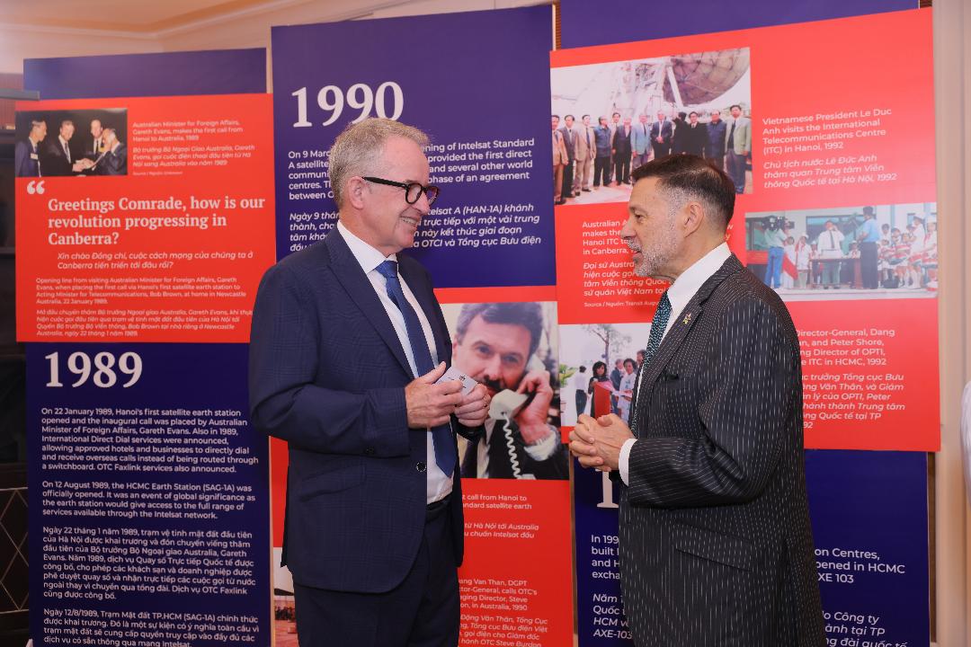 Đại sứ Australia tại Việt Nam Andrew Goledzinowski (trái) cùng ông Peter Shore, Giám đốc điều hành OTC. Ảnh: ĐSQ Australia