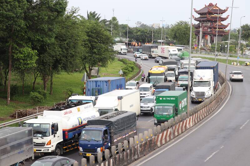 Hàng ngàn phương tiện xếp hàng dài lên cầu Mỹ Thuận do có một xe ô tô bị chết máy giữa cầu. Ảnh: Công an cung cấp.