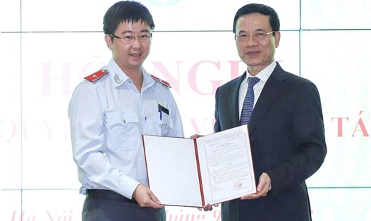 Ông Bùi Hoàng Phương (bên trái) khi nhận quyết định làm vụ trưởng Vụ Tổ chức cán bộ của Bộ Thông tin và Truyền thông vào tháng 10.2022. Ảnh: mic.gov.vn