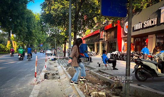 Đến hẹn lại lên, vỉa hè lại bị đào xới trên các tuyến phố tại Hà Nội