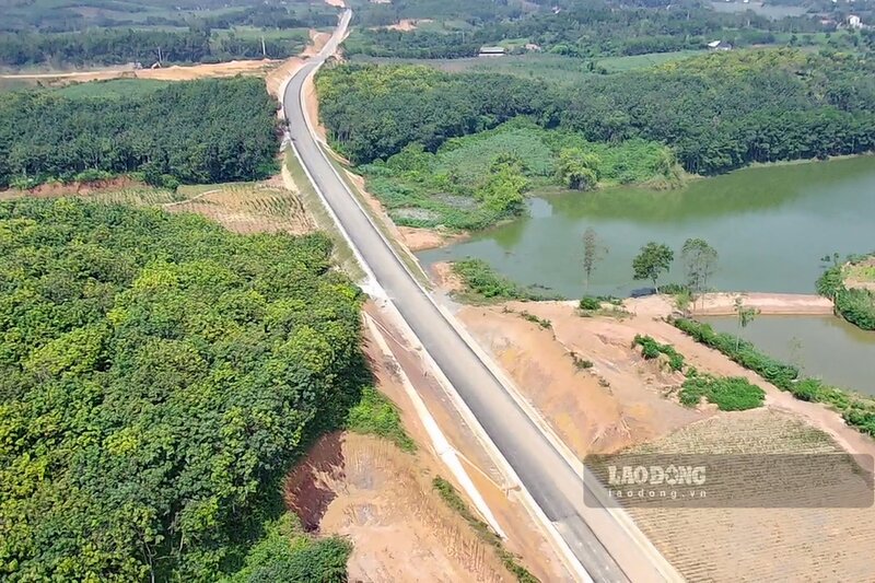 Được khởi công từ ngày 1.12.2021, dự án xây dựng tuyến đường giao thông liên vùng kết nối đường Hồ Chí Minh với Quốc lộ 70B, Quốc lộ 32C tỉnh Phú Thọ đi tỉnh Yên Bái trị giá hơn 1.900 tỉ đồng đến nay đã thành hình, gần 40km trên tổng số hơn 50km của tuyến đường đã được thảm nhựa.