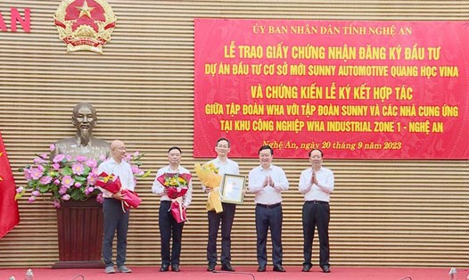 Lãnh đạo tỉnh Nghệ An trao Giấy chứng nhận đăng ký đầu tư cho nhà đầu tư FDI. Ảnh: Hải Đăng