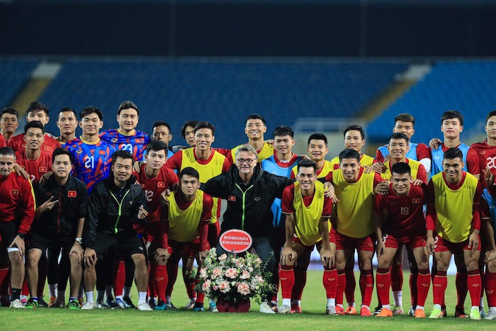 Trở lại với buổi tập của tuyển Việt Nam, trước khi vào sân, các cầu thủ đã tặng hoa và gửi lời chúc đến huấn luyện viên Troussier và ban huấn luyện nhân ngày Nhà giáo Việt Nam 20.11. 