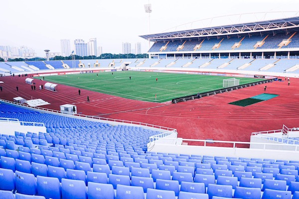 Cần phải nói thêm, trong thời gian qua, sân Mỹ Đình được câu lạc bộ Hà Nội sử dụng cho các trận đấu tại AFC Champions League. Do đó, đội ngũ chăm sóc cỏ cũng được điều động tăng cường nhằm cải thiện chất lượng mặt sân, đảm bảo điều kiện vận hành. 