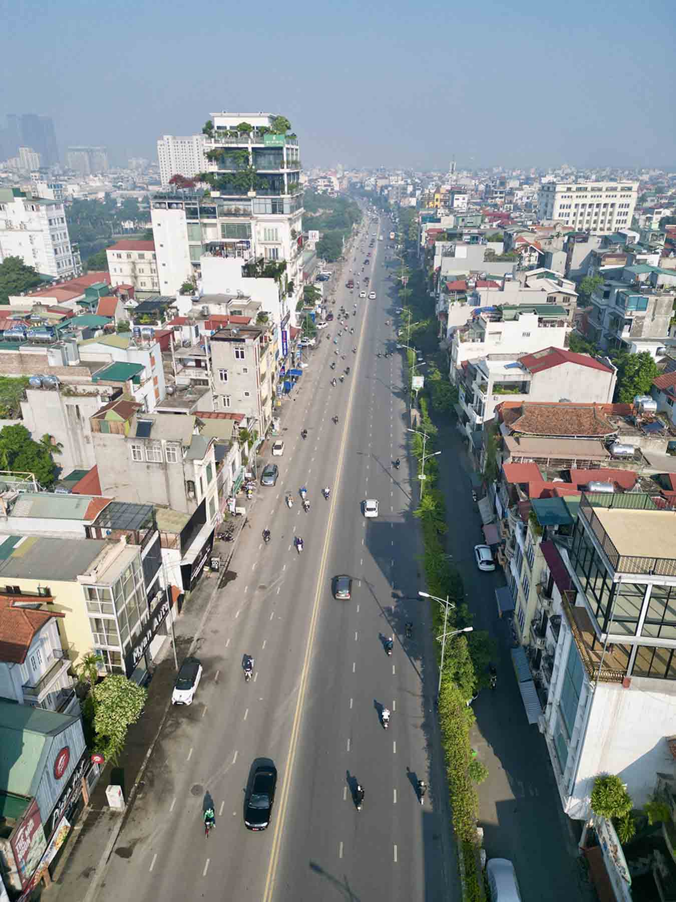 Một góc đường Nghi Tàm (từ khách sạn Thắng Lợi đến cửa khẩu An Dương) sau khi xây cầu vượt và điều chỉnh kết cấu đê dài khoảng 1,1 km đã hoàn thành giai đoạn 1 và đưa vào sử dụng từ tháng 10.2018.