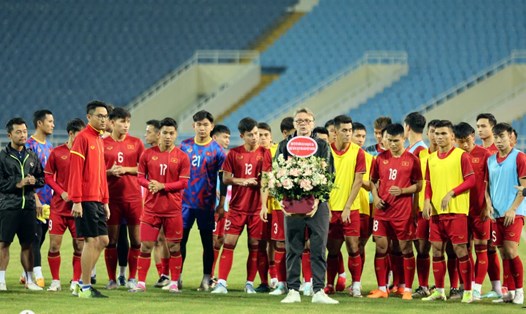 Tuyển Việt Nam có điểm trước tuyển Iraq là món quà dành cho huấn luyện viên Philippe Troussier cũng như người hâm mộ cả nước. Ảnh: VFF