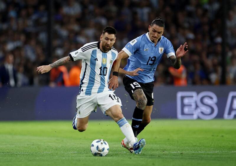Messi và các đồng đội vừa trải qua thất bại trước tuyển Uruguay.   Ảnh: LĐBĐ Argentina 
