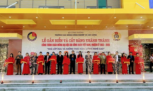 Lễ gắn biển và cắt băng khánh thành công trình chào mừng Đại hội XIII Công đoàn Việt Nam, nhiệm kỳ 2023-2028. Ảnh: LĐLĐ Quảng Ninh