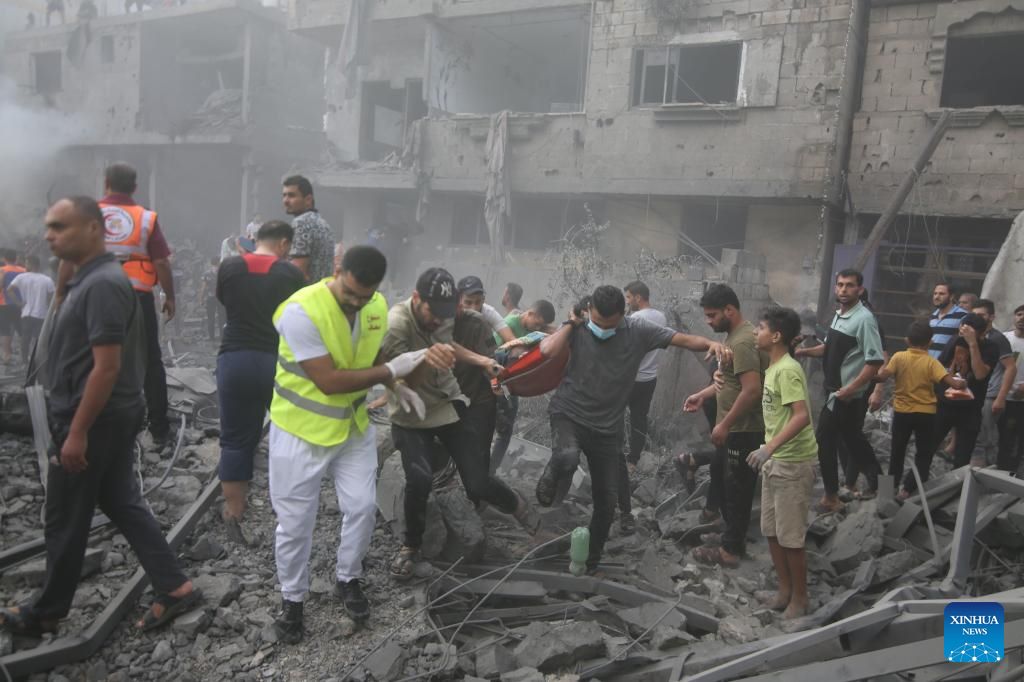 Người dân giải cứu những người bị thương tại các tòa nhà bị phá hủy trong cuộc không kích của Israel ở thành phố Rafah, phía nam Dải Gaza, ngày 12.10.2023. Ảnh: Xinhua