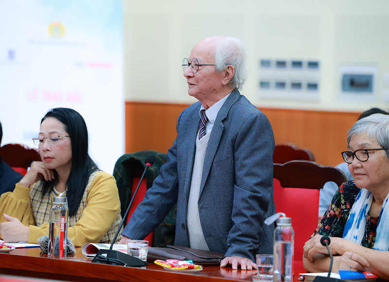 Tác giả Đặng Huỳnh Thái (giữa) trong cuộc họp báo trước thềm lễ trao giải của cuộc thi viết văn về công nhân công đoàn giai đoạn 2021-2023. Ảnh: Hải Nguyễn
