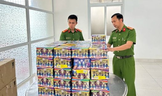 Lực lượng chức năng tỉnh Đắk Lắk phát hiện, thu giữ một lô pháo lậu được tàng trữ trái phép trên địa bàn. Ảnh: Cao Nguyên