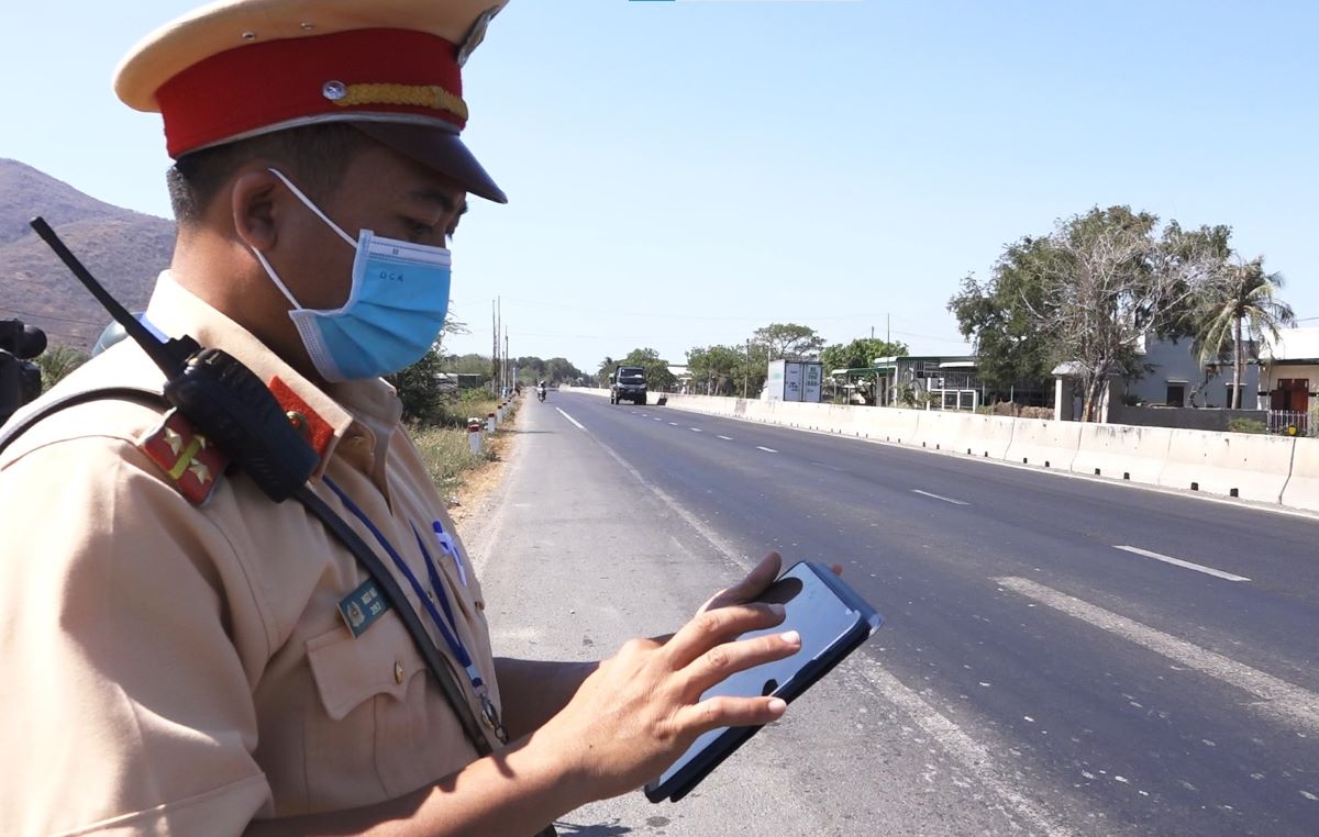 CSGT Bình Thuận xử lý vi phạm giao thông thông qua hình ảnh camera trên Quốc lộ 1 truyền đến ipad của tổ tuần tra. Ảnh: Duy Tuấn