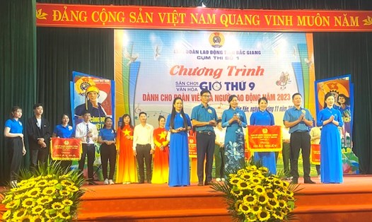 Lãnh đạo Liên đoàn Lao động tỉnh Bắc Giang trao giải nhất cho đội chơi đến từ Liên đoàn Lao động thành phố Bắc Giang. Ảnh: LĐLĐ Tân Yên 