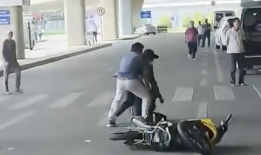 Xe máy chạy lạc đường vào sân bay rồi xảy ra va chạm - Ảnh cắt clip