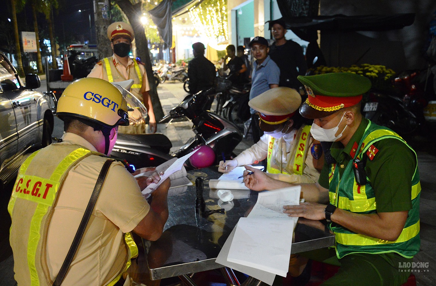 Cảnh sát giao thông xử lý vi phạm nồng độ cồn. Ảnh: Ngọc Viên