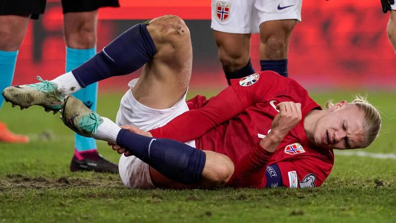 Haaland dính chấn thương trong màu áo đội tuyển Na Uy.   Ảnh: Goal 