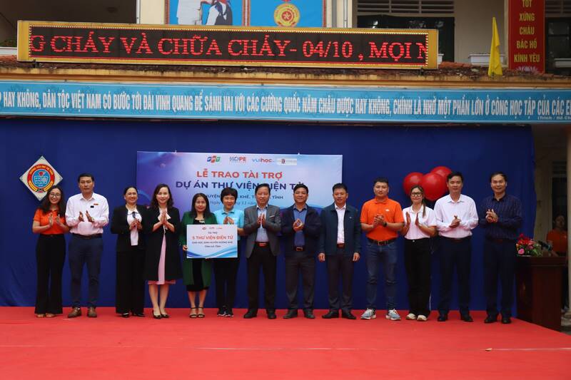 Lễ trao tặng 5 thư viện điện tử cho 5 trường Tiểu học ở huyện Hương Khê. Ảnh: Hương Khê.