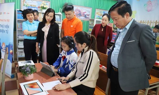 Học sinh Tiểu học thị trấn Hương Khê được trải nghiệm học tập từ chương trình thư viện điện tử vừa được tài trợ. Ảnh: Hương Khê.