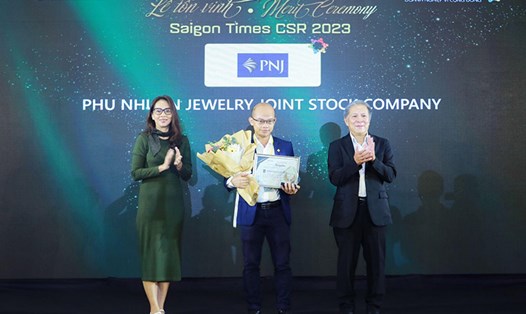Đại diện PNJ tại lễ vinh danh Doanh nghiệp vì Cộng đồng – Saigon Times CSR 2023. Ảnh: Bích Tuyền