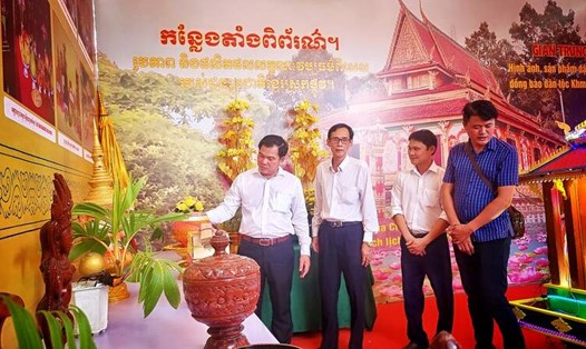 Triển lãm gian hàng trưng bày các sản phẩm văn hóa đặc trưng của đồng bào Khmer với sự tham gia của 9 huyện, thị xã, thành phố. Ảnh: Hoàng Lộc