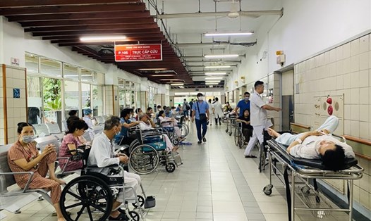 Người bệnh đi khám chữa bệnh tại Bệnh viện Bạch Mai. Ảnh: Hương Giang