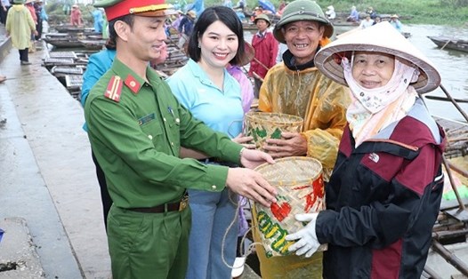 Lực lượng Công an huyện Gia Viễn (Ninh Bình) tuyên truyền về  đảm bảo an ninh, an toàn cho khách du lịch và vệ sinh môi trường tại Khu du lịch đầm Vân Long. Ảnh: Diệu Anh