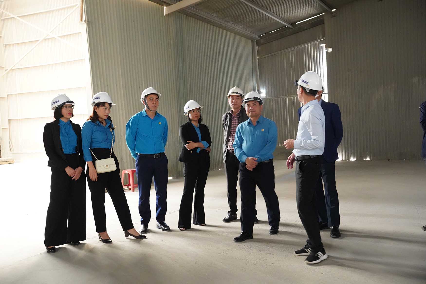 Đoàn công tác kiểm tra công tác vệ sinh an toàn lao động tại Công ty TNHH Châu Tiến. Ảnh: Quang Đại