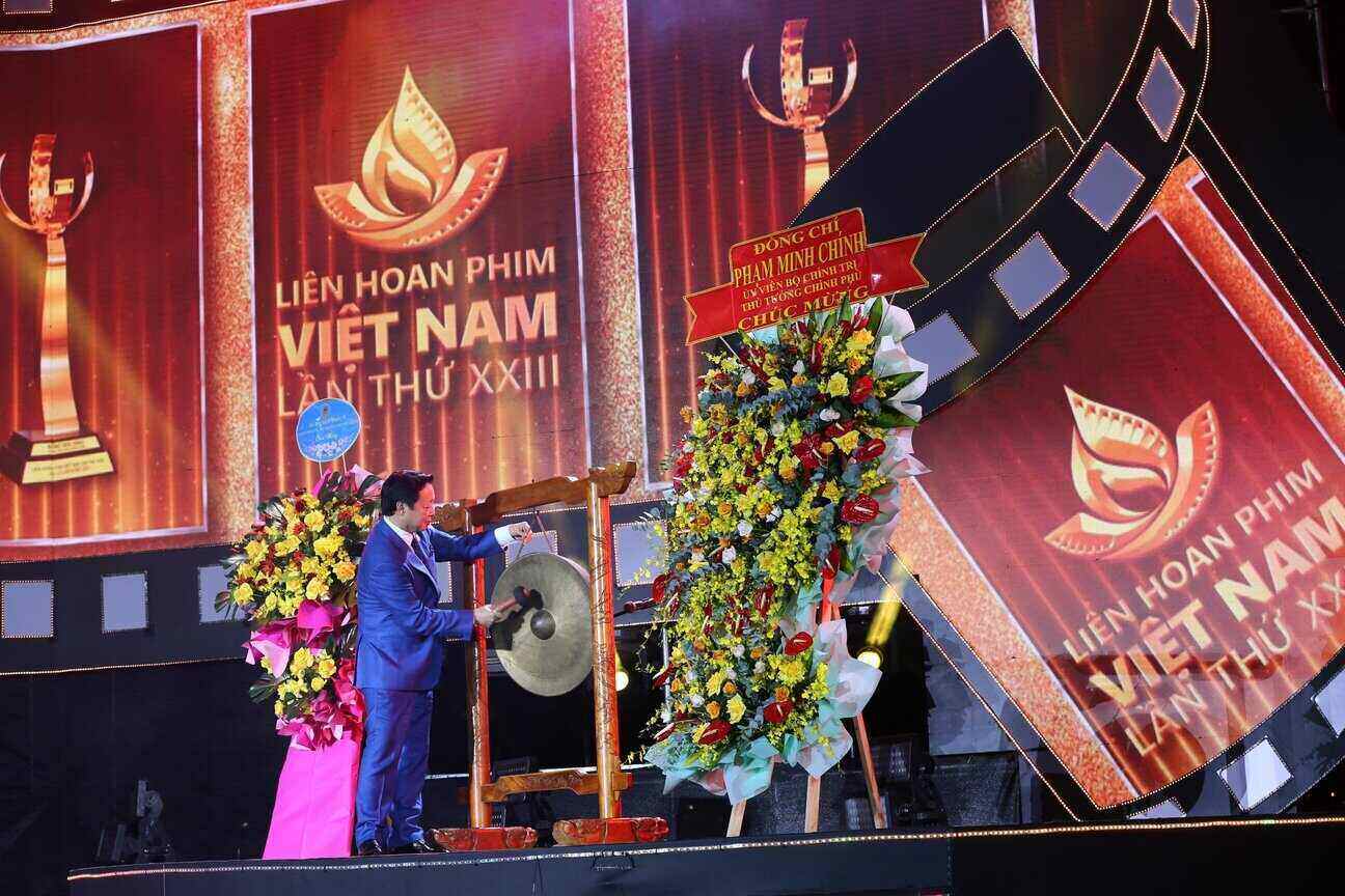 Phó Thủ tướng Trần Hồng Hà đánh trống khai mạc Liên hoan Phim Việt Nam lần thứ XXIII. Ảnh: Mai Hương