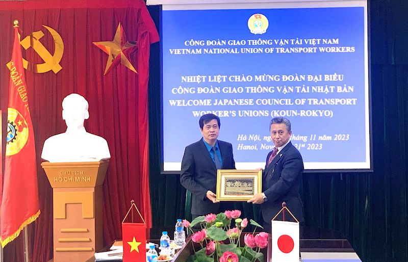 Ông Phạm Hoài Phương, Chủ tịch Công đoàn Giao thông Vận tải Việt Nam (bên trái) tặng quà lưu niệm tới đại diện Công đoàn Giao thông Vận tải Nhật Bản. Ảnh: CĐGTVN