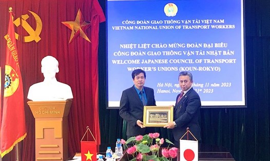 Ông Phạm Hoài Phương, Chủ tịch Công đoàn Giao thông Vận tải Việt Nam (bên trái) tặng quà lưu niệm tới đại diện Công đoàn Giao thông Vận tải Nhật Bản. Ảnh: CĐGTVN