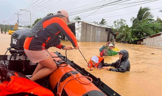 Sơ tán người dân khỏi lũ lụt vì áp thấp ở Bắc Samar ngày 21.11.2023. Ảnh: Cảnh sát biển Philippines