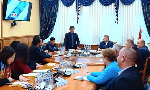 Lãnh đạo Công đoàn Ngân hàng Việt Nam trao đổi với đối tác ở Belarus. Ảnh: CĐNHVN