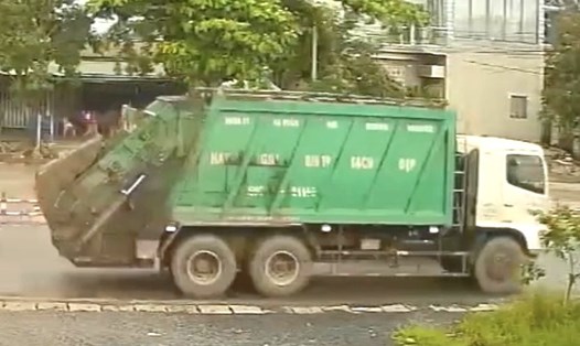  Xe chở rác gây tai nạn làm tử vong bé trai 6 tuổi ở Đồng Nai. Ảnh cắt từ clip
