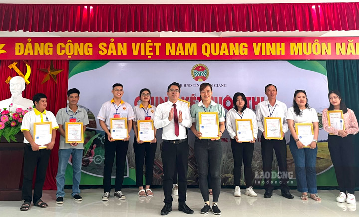 Phó Chủ tịch Hội Nông dân tỉnh Kiên Giang trao giải nhất cho dự án Đất từ nấm. Ảnh: Nguyên Anh