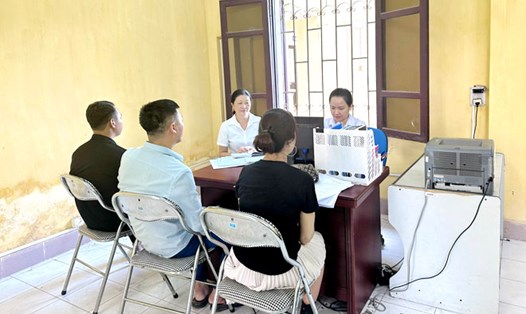 Cán bộ TAND ở Yên Bái tổ chức phiên hòa giải vụ án ly hôn với người có quyền lợi liên quan. Ảnh: B.N