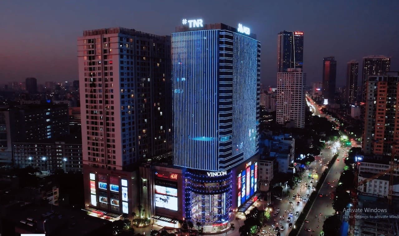 Cùng với nhiều địa điểm nổi tiếng trên thế giới, trong hai đêm 19 và 20.11 vừa qua, tòa nhà TNR Tower – trụ sở Tập đoàn TNG Holdings Vietnam thắp đèn màu xanh nhằm hưởng ứng Ngày Trẻ em thế giới 20.11.