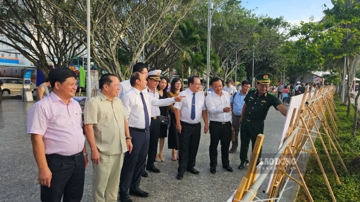 Triển lãm ảnh là dịp để tuyên truyền về công tác phân giới, cắm mốc và quản lý biên giới. Ảnh: Nguyên Anh