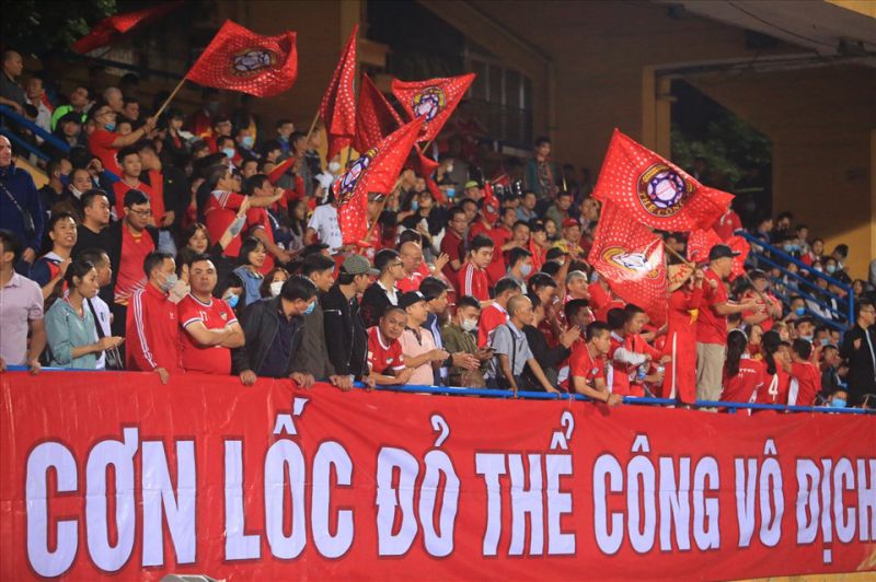 Từ khi Viettel lên chơi V.League ở mùa giải 2019, khán giả vẫn cổ vũ đội bóng với cái tên Thể Công trên các khán đài. Ảnh: Minh Dân