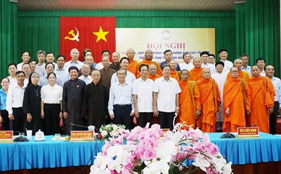 Hội nghị gặp gỡ người đứng đầu các tổ chức tôn giáo tỉnh Trà Vinh. Ảnh: Phạm Đông