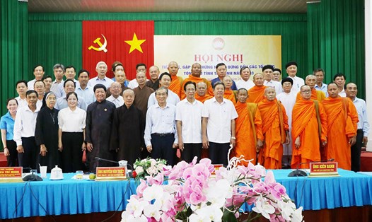 Hội nghị gặp gỡ người đứng đầu các tổ chức tôn giáo tỉnh Trà Vinh. Ảnh: Phạm Đông
