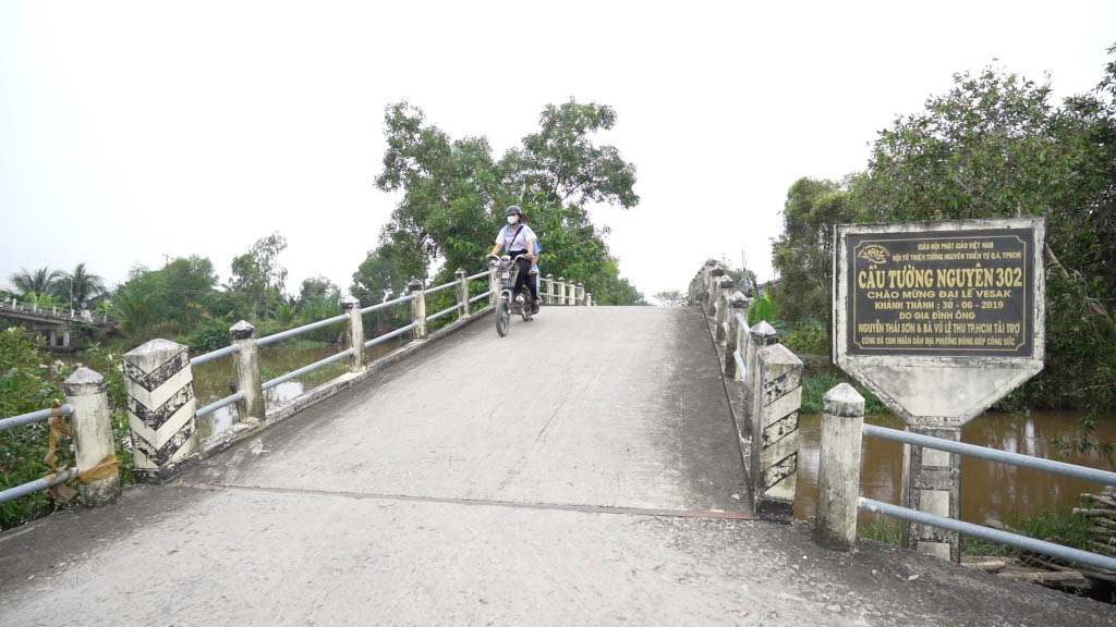 Hiệu quả từ cuộc vận động tôn giáo xây dựng kết cấu hạ tầng nông thôn ở Thạnh Hóa (Long An). Ảnh: Phạm Đông
