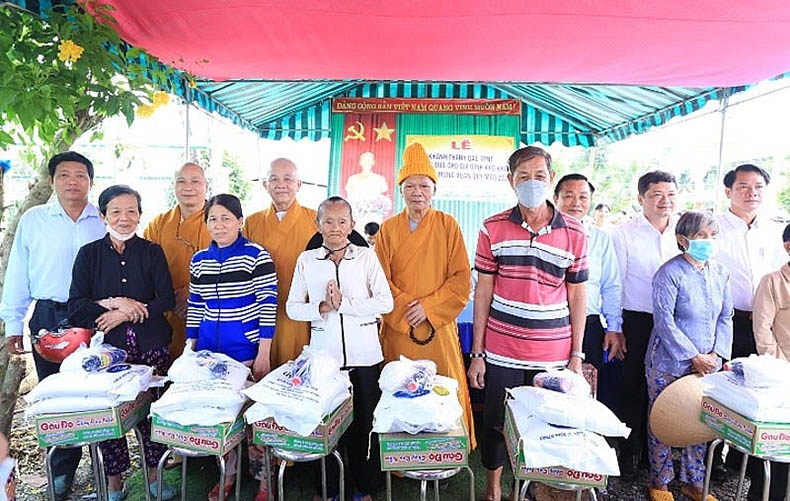 Ban Trị sự Giáo hội Phật giáo Việt Nam tỉnh Long An trao quà tặng người nghèo huyện Châu Thành. Ảnh: Phạm Đông 