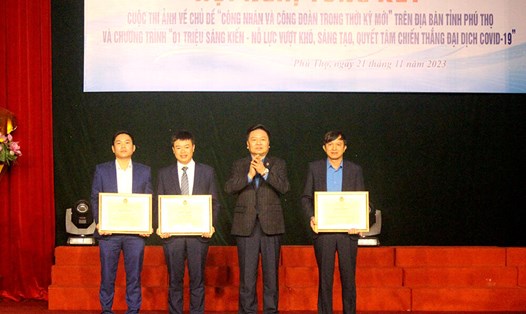 Chủ tịch LĐLĐ tỉnh Phú Thọ Hà Đức Quảng (thứ 2 từ phải qua) trao Bằng khen của Tổng LĐLĐ Việt Nam cho 1 tập thể và 2 cá nhân có thành tích xuất sắc trong chương trình 1 triệu sáng kiến. Ảnh: Mai Hoa 