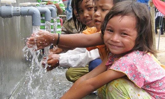 Xây dựng nông thôn mới, người dân nhiều vùng khó khăn về nguồn nước đã được cung cấp nước sạch. Ảnh: Nông thôn mới