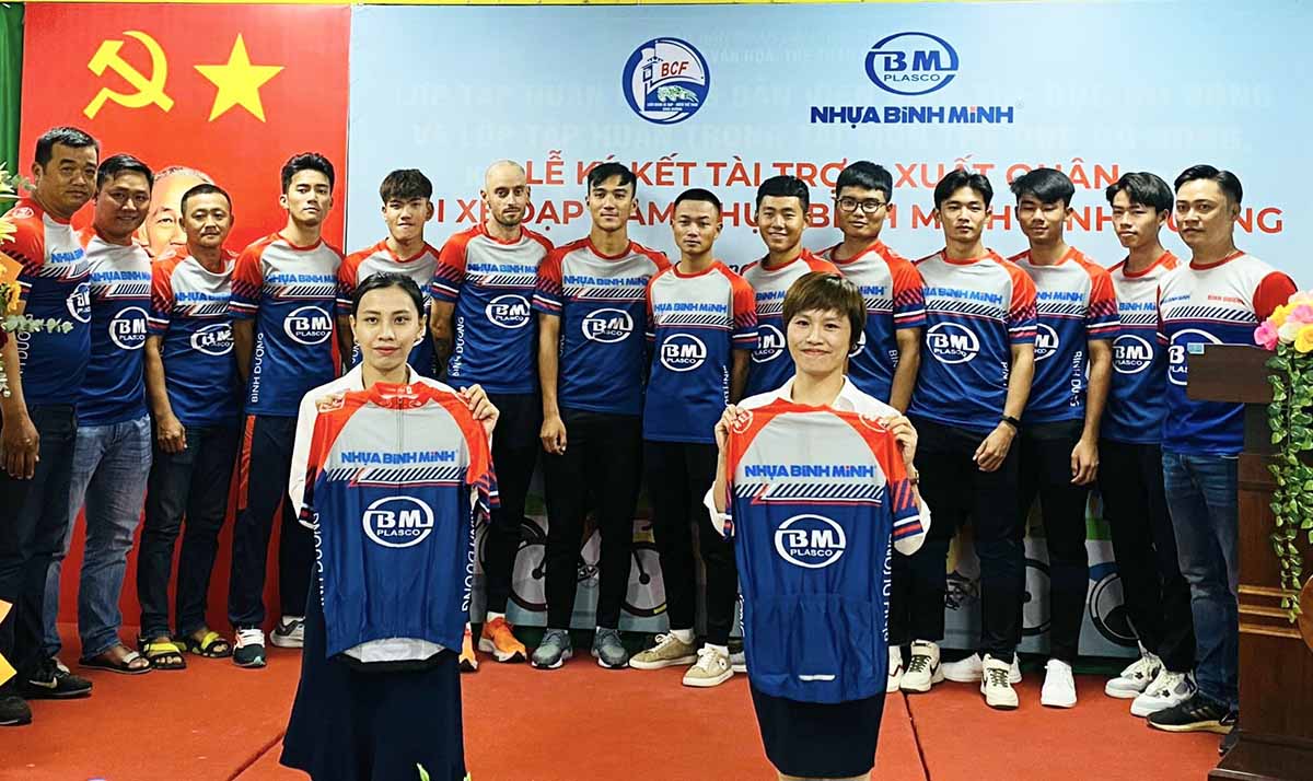 Ra mắt trang phục thi đấu chính thức của đội xe đạp nam Nhựa Bình Minh Bình Dương tại mùa giải mới. Ảnh: SVHTTDL Bình Dương