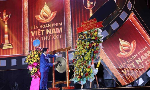 Phó Thủ tướng Chính phủ Trần Hồng Hà đánh cồng khai mạc Liên hoan Phim Việt Nam lần thứ XXIII. Ảnh: Mai Hương