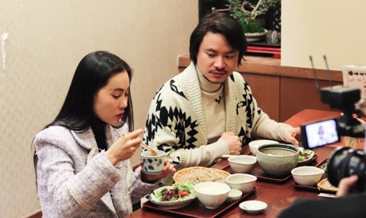 Vợ chồng bà Phạm Kim Dung thưởng thức ẩm thực truyền thống Nhật Bản. Ảnh: Nhân vật cung cấp