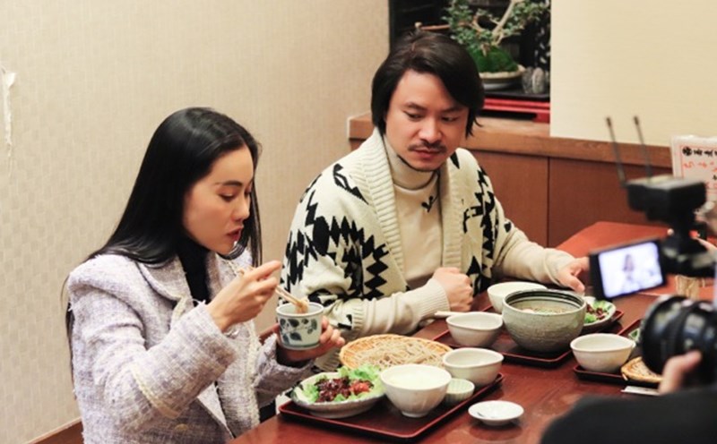 Vợ chồng bà Phạm Kim Dung thưởng thức ẩm thực truyền thống Nhật Bản. Ảnh: Nhân vật cung cấp