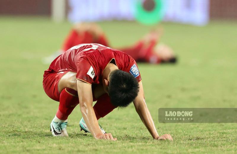 Các cầu thủ Việt Nam buồn bã và thất vọng sau bàn thua đáng tiếc. Thậm chí, Phan Tuấn Tài còn bật khóc sau khi trận đấu kết thúc. 