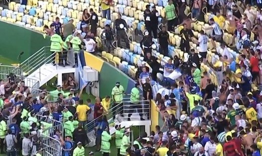 Cổ động viên trên khán đài gây ra sự lộn xộn ngay trước khi trận đấu giữa Brazil và bắt đầu. Ảnh: Cắt từ video